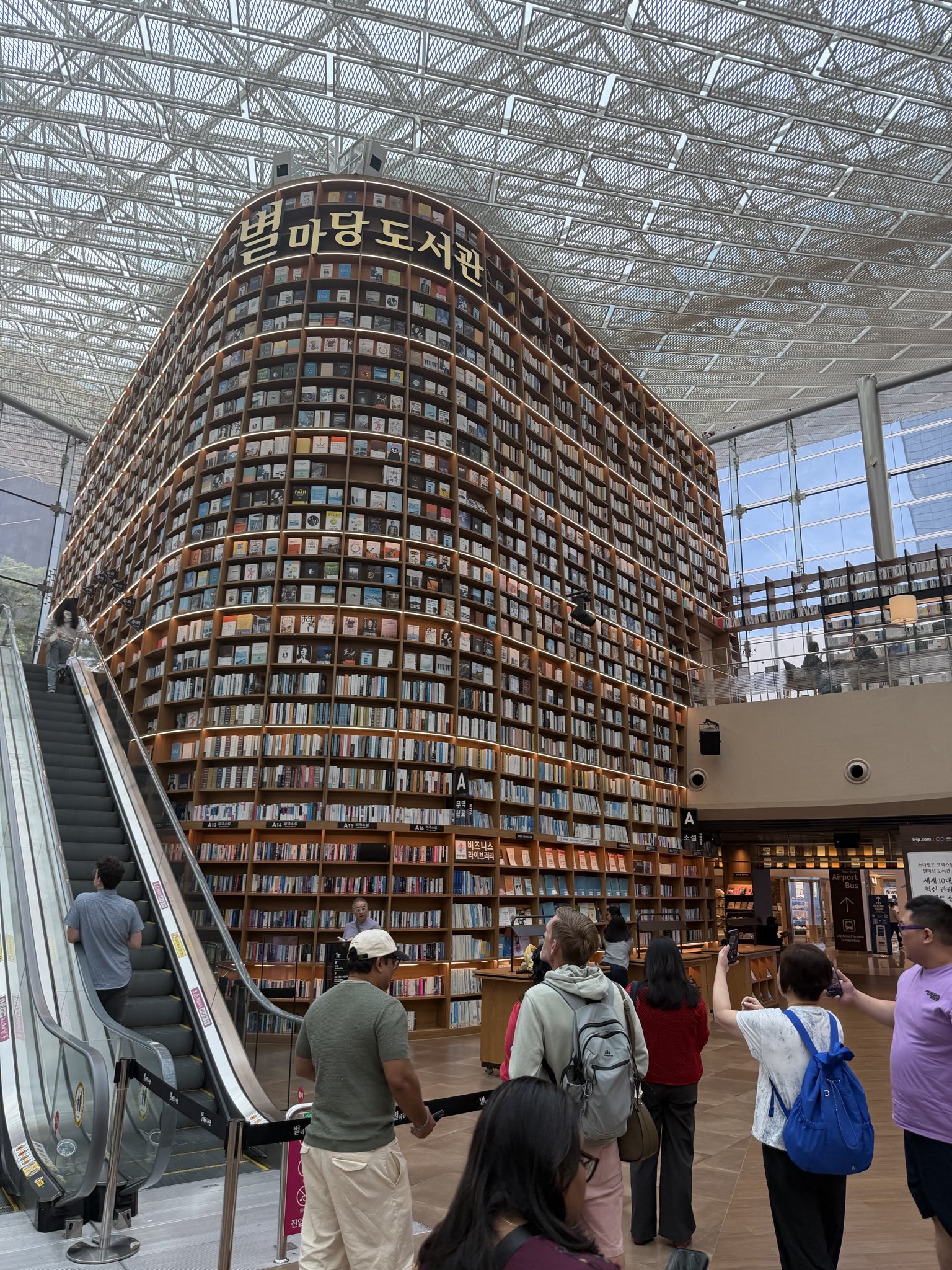 Quick sightseeing stop with Stephen at one of Seoul’s most iconic libraries 📚🇰🇷
#WCLC26 h
