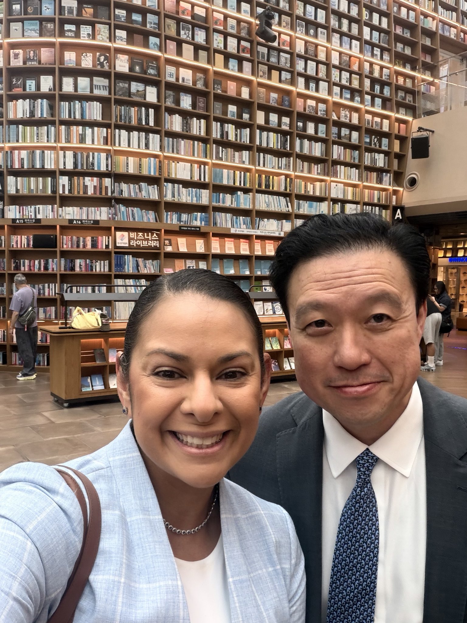 Quick sightseeing stop with Stephen at one of Seoul’s most iconic libraries 📚🇰🇷
#WCLC26 h