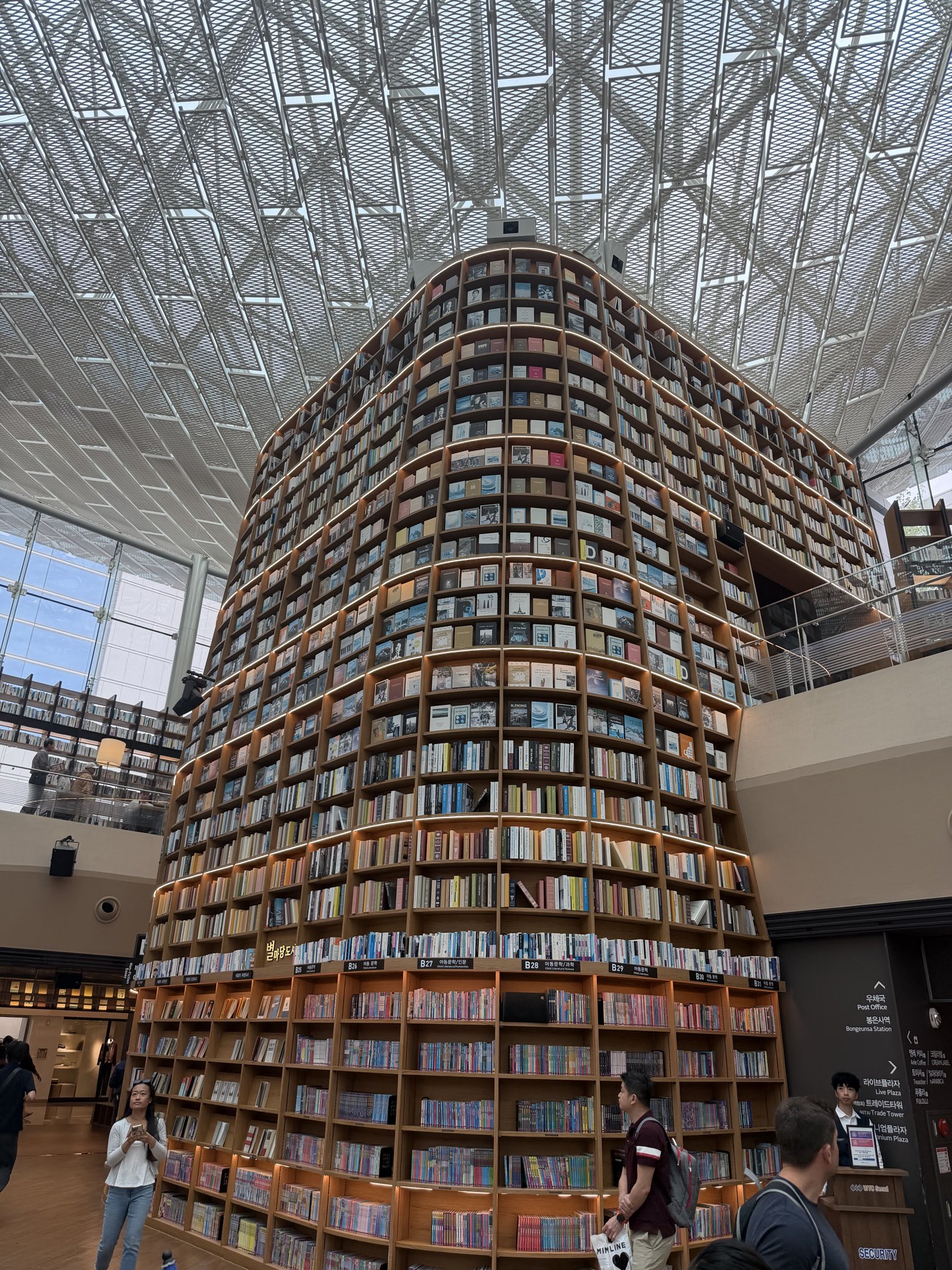 Quick sightseeing stop with Stephen at one of Seoul’s most iconic libraries 📚🇰🇷
#WCLC26 h