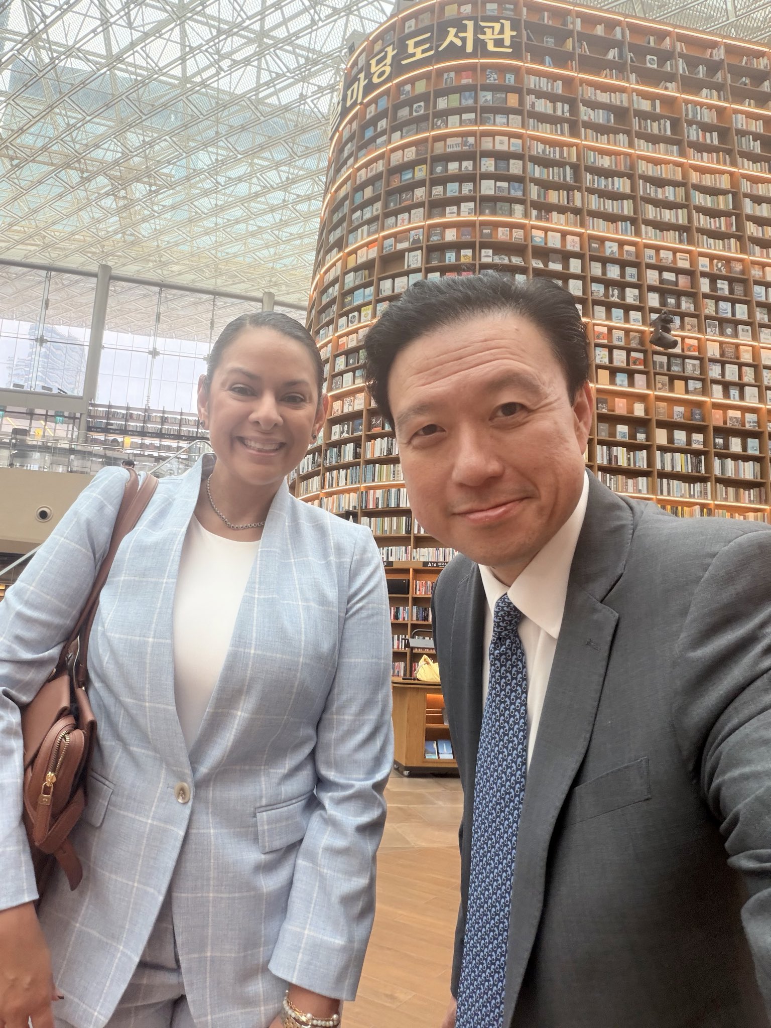 Quick sightseeing stop with Stephen at one of Seoul’s most iconic libraries 📚🇰🇷
#WCLC26 h