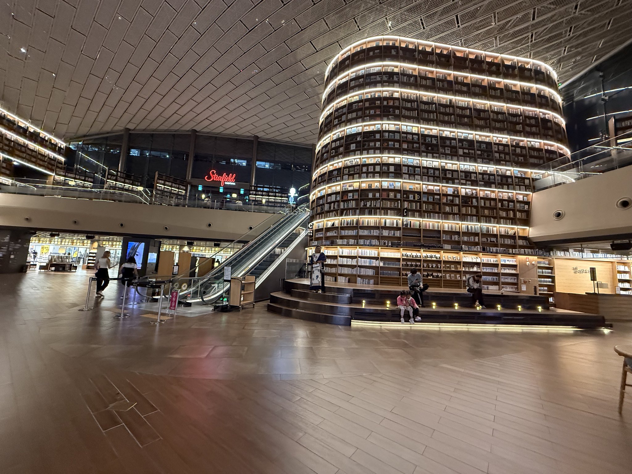 Arriving to Beautiful Seoul & could not resist walking right away to #Starfield_Library &