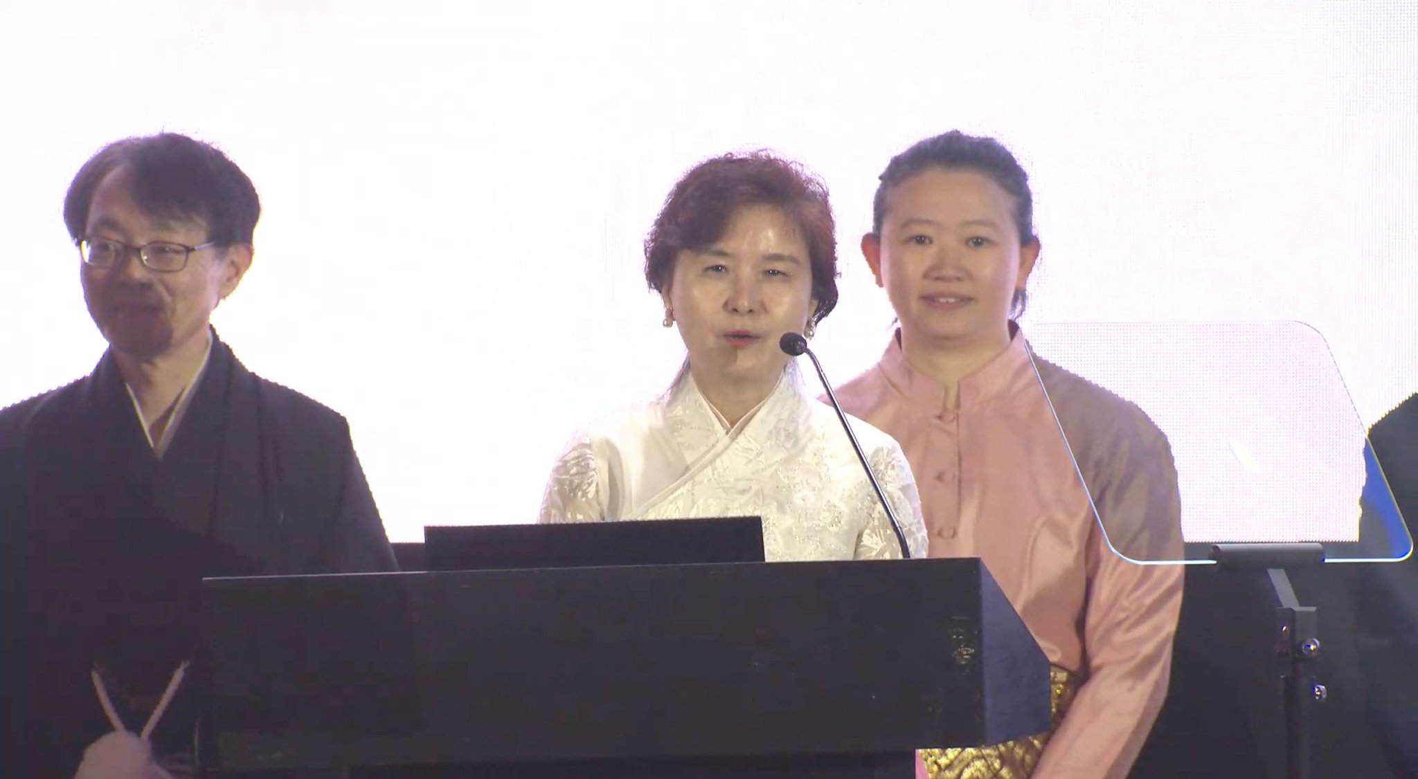 🫁 Happening now: The #WCLC26 opening plenary with distinguished service award presentation
