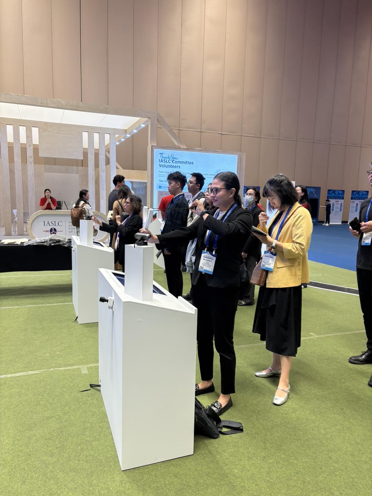 Demonstrating my poor motor skills 😆 #wclc2026 https://t.co/xOMnTlmfck