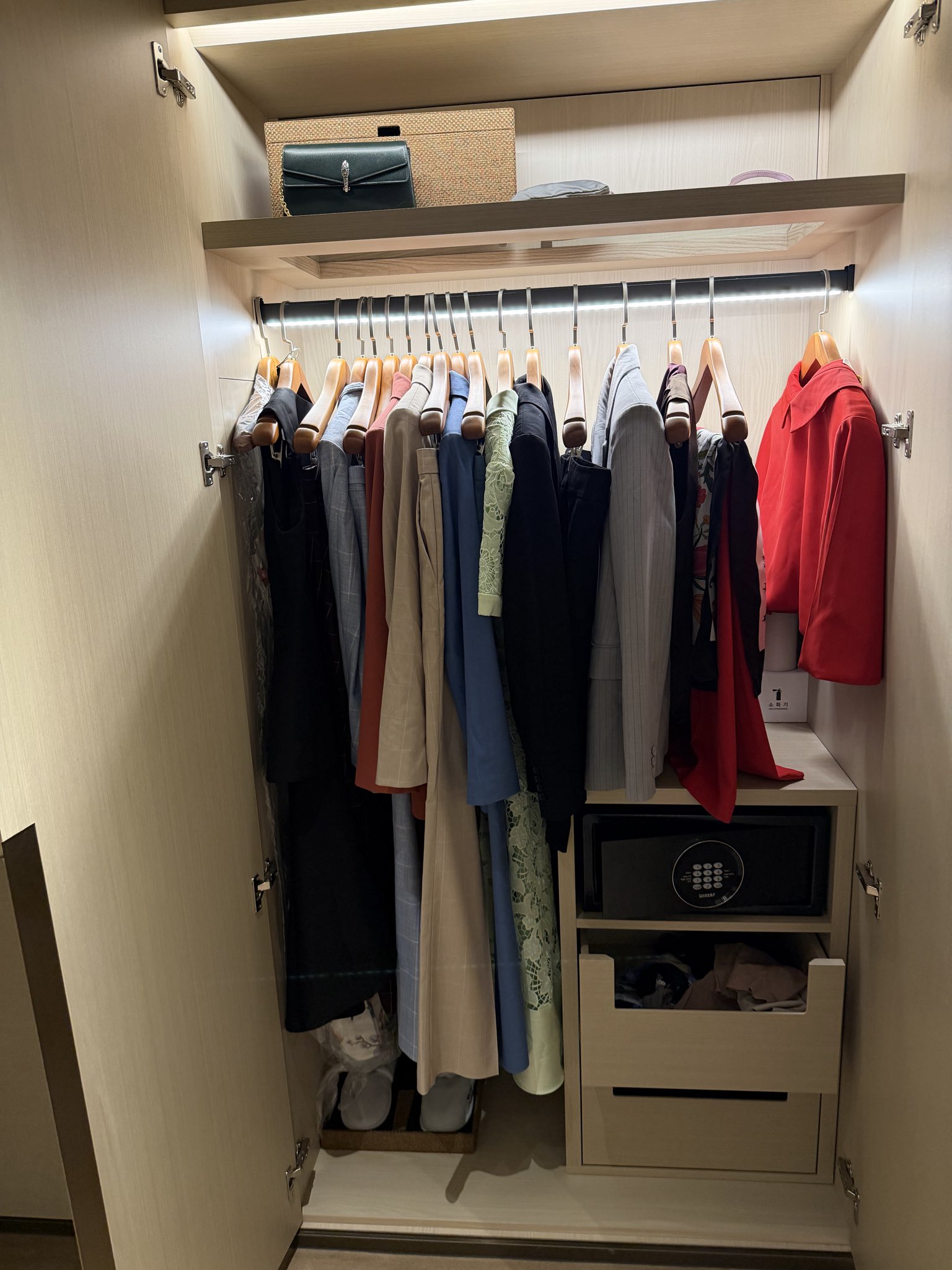 Don’t forget the rules
Hotel ➡️ unpack ➡️ wrinkle free spray
Done!
#WCLC26 https://t