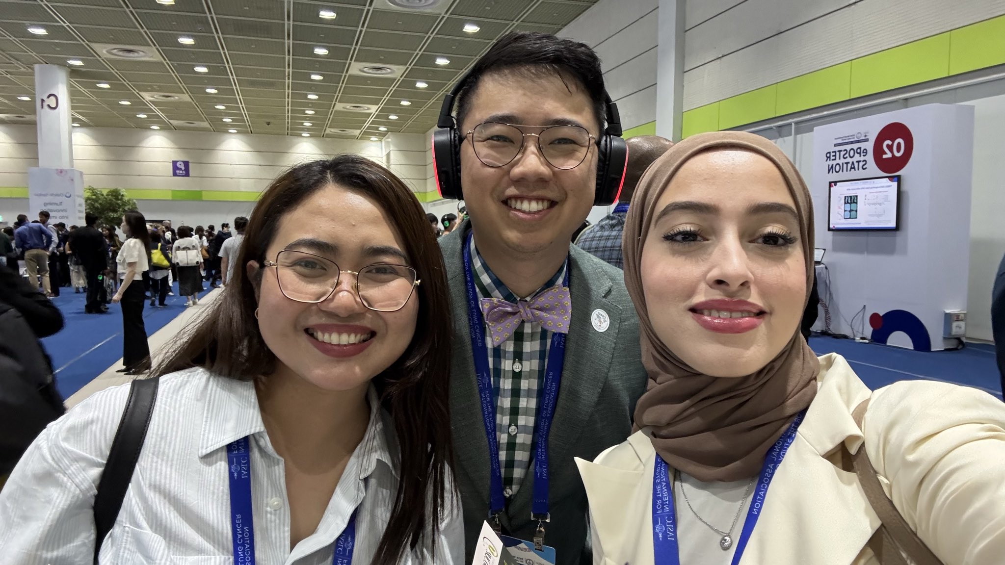 Enjoying the e-poster sessions at #WCLC2026, with the presentation by @JamesFanWu on the e