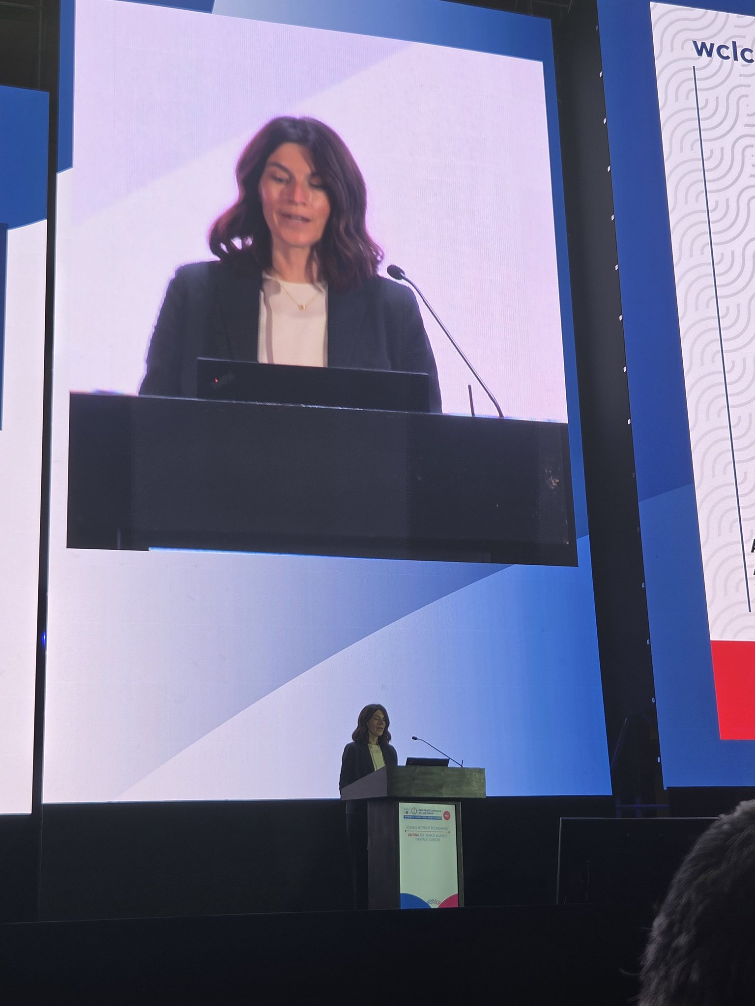 Dr. @JuliaRotow presents Ph3 DESTINY-Lung04 T-DXd vs Pembro-chemo #WCLC26.
✅️ PFS 14.3 vs
